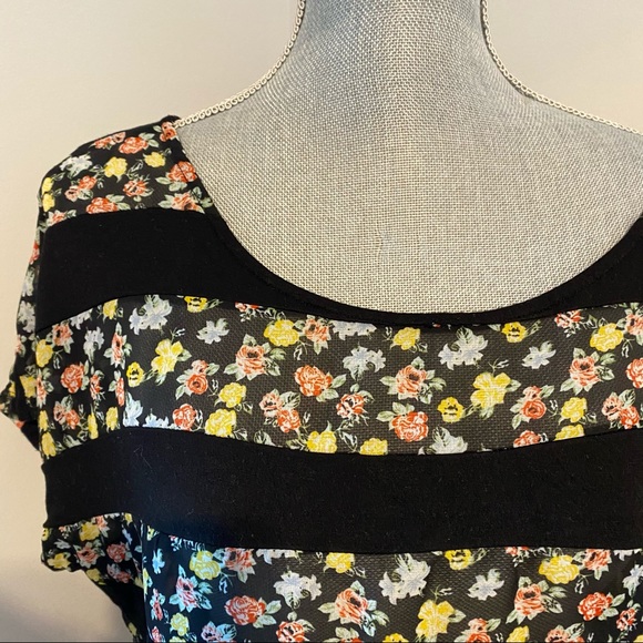 Guess Tops - Guess short sleeve floral black striped top
